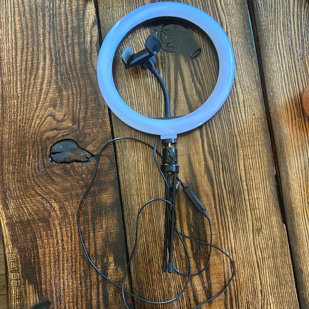 Ring light with phone holder